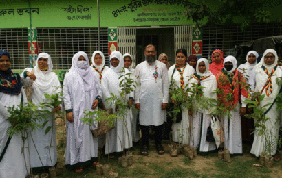 হলদে পাখির গাইডদের মাঝে গাছের চারা বিতরন