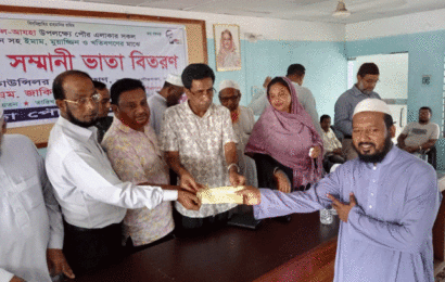 বনপাড়া পৌরসভায় ঈমাম-মোয়াজ্জিনদের অনুদান প্রদান