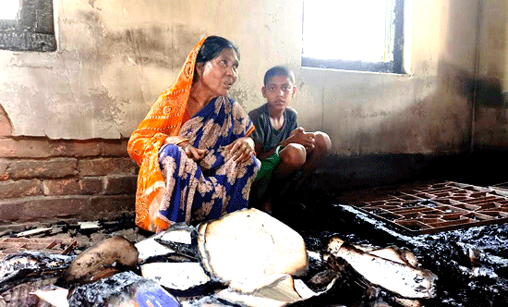 বাগাতিপাড়ায় প্রতিবন্ধী বৃদ্ধার বসতবাড়ি আগুনে পুড়ে ছাই