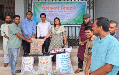 বড়াইগ্রামে প্রযুক্তি নির্ভর কৃষির উপকরণ বিতরণ