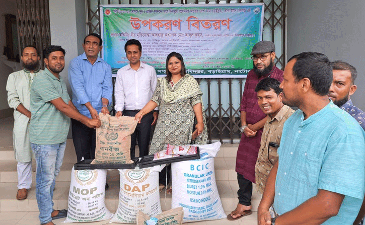 বড়াইগ্রামে প্রযুক্তি নির্ভর কৃষির উপকরণ বিতরণ