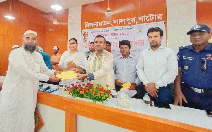 লালপুরে টিআর প্রকল্পের চেক ও ঢেউটিন বিতরণ