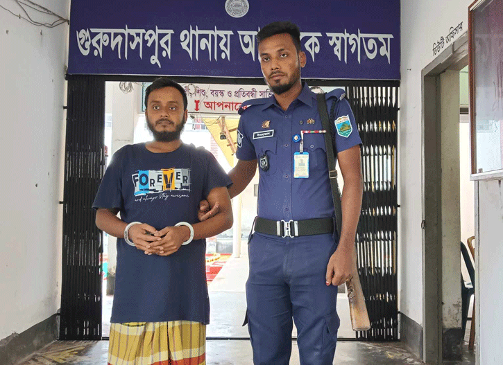 কৌতুক অভিনেতা আবু হেনা রনি’র বন্ধুদের মারধর ও গাড়ি ভাঙচুরের ঘটনায় গ্রেফতার-১