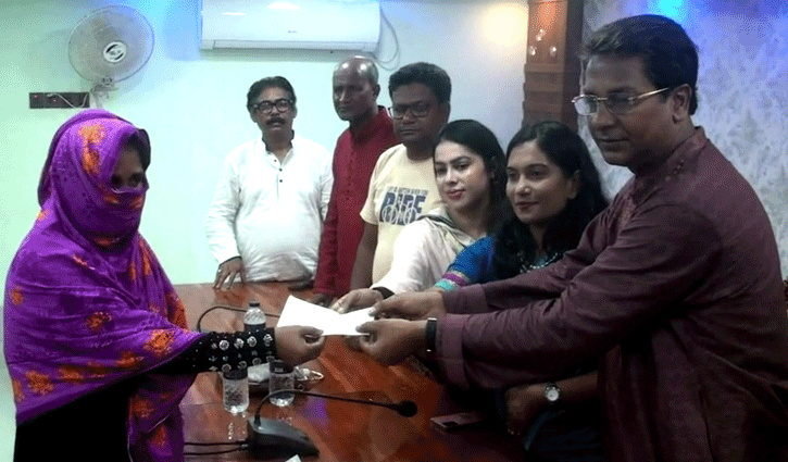 ঐচ্ছিক তহবিল থেকে এমপি শিমুলের অনুদানের চেক বিতরণ