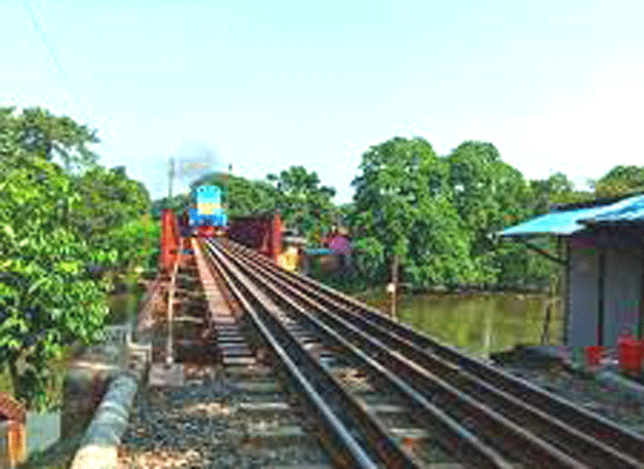 নলডাঙ্গায় ট্রেনের ধাক্কায় নদীতে পড়ে নিখোঁজ