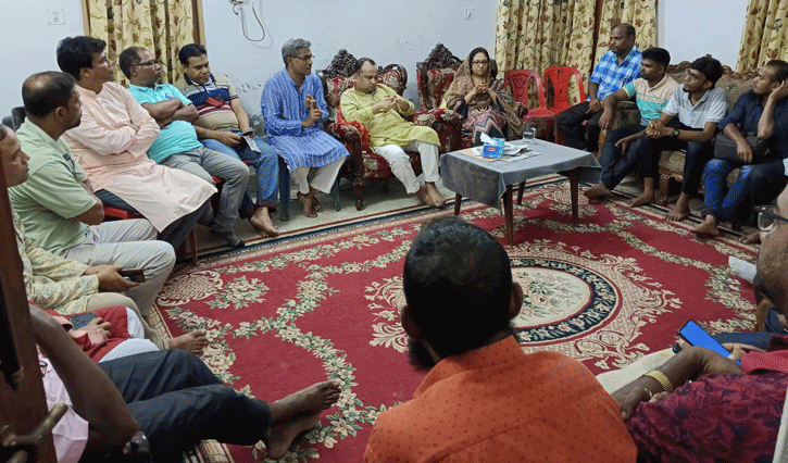লালপুরে সাংবাদিকদের সঙ্গে বিএনপি নেতৃবৃন্দের ঈদের শুভেচ্ছা বিনিময়