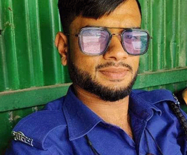 কাভার্ড ভ্যানের ধাক্কায় প্রাণ গেল পুলিশ সদস্যের