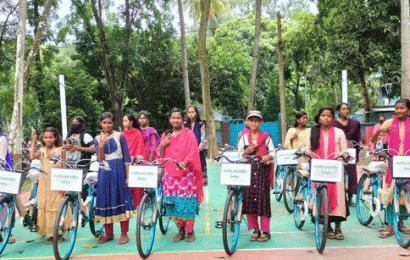 নাটোরে ক্ষুদ্র নৃগোষ্ঠীদের মাঝে বিভিন্ন উপকরণ বিতরণ