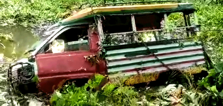 দাঁড়িয়ে থাকা লেগুনার পিছনে ট্রাকের ধাক্কায় প্রান গেল নারী ইপিজেড কর্মির