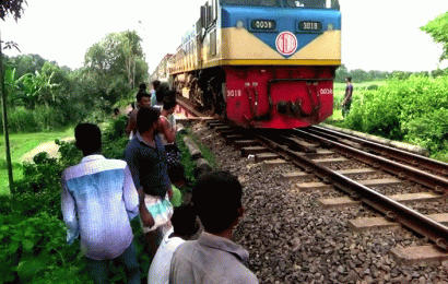 মােবাইলে কথা বলতে বলতে হেঁটে যাওয়ার সময় নীলসাগর ট্রেনে কাটা পড়ে যুবক মাহাবুর