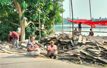 প্রতিমা বিসর্জন মঞ্চ তৈরি করেন ওরা!