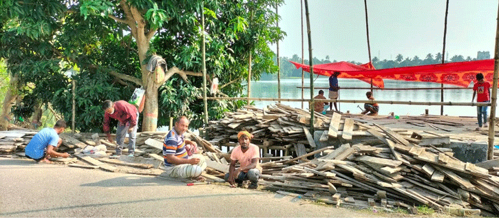 প্রতিমা বিসর্জন মঞ্চ তৈরি করেন ওরা!