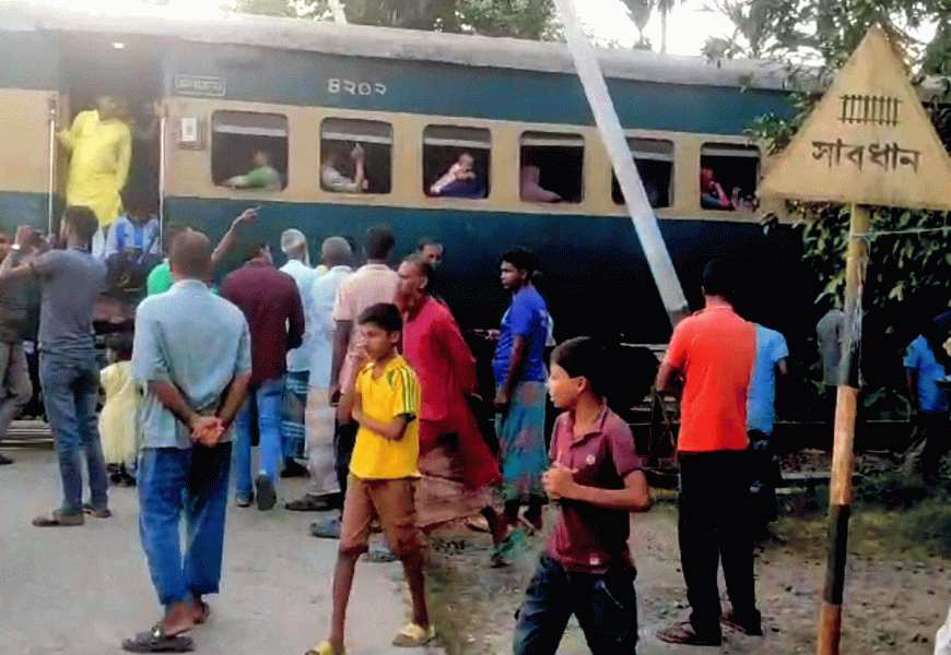 ইঞ্জিন বিকল হয়ে বরেন্দ্র ট্রেন পথে আটকা ছিল ৩ ঘন্টা