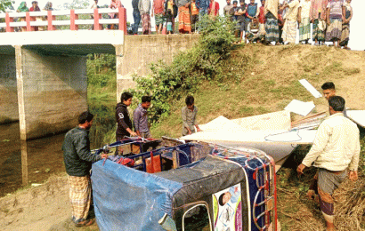 নলডাঙ্গায় অটোরিক্সা খাদে পড়ে চালক নিহত