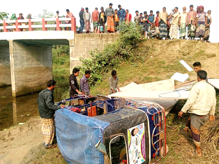 নলডাঙ্গায় অটোরিক্সা খাদে পড়ে চালক নিহত