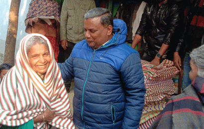 লালপুরে কম্বল পেল এক হাজার শীতার্ত মানুষ