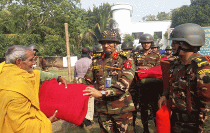 নলডাঙ্গায় শীতার্তদরে মাঝে সেনাবাহিনীর কম্বল বিতরণ