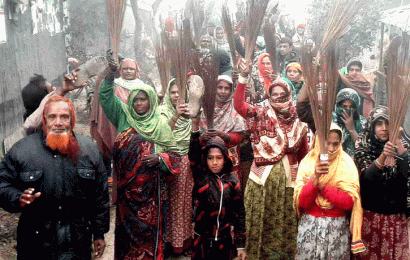 ইউপি সদস্যের বিরুদ্ধে ঝাড়ু মিছিল