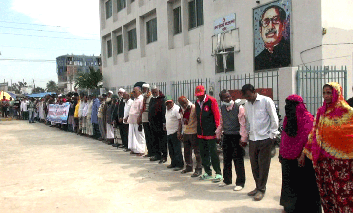 বীর মুক্তিযোদ্ধা মোকছেদ আলী মোল্লার ওপর হামলার প্রতিবাদে মানববন্ধন