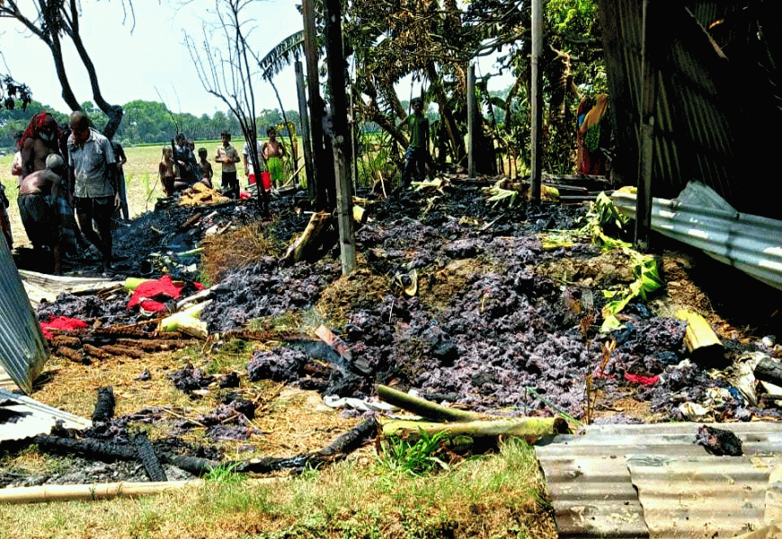 লালপুরে ছাইয়ের আগুনে পুড়ে ছাই ৩ বসত ঘর লালপুরে ছাইয়ের আগুনে পুড়ে ছাই ৩ বসত ঘর
