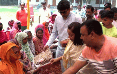 নাটোর পৌর এলাকার অসহায় ও দরিদ্রদের মাঝে এমপি শিমুলের ঈদ উপহার বিতরণ