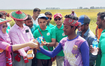 তৃষ্ণার্ত কৃষি শ্রমিকের পাশে দাঁড়ালো পরিবেশ কর্মীরা