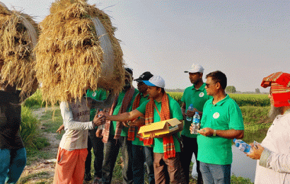 চলনবিলে শ্রমিকের স্যালাইন-পানি দিচ্ছে পরিবেশ কর্মীরা