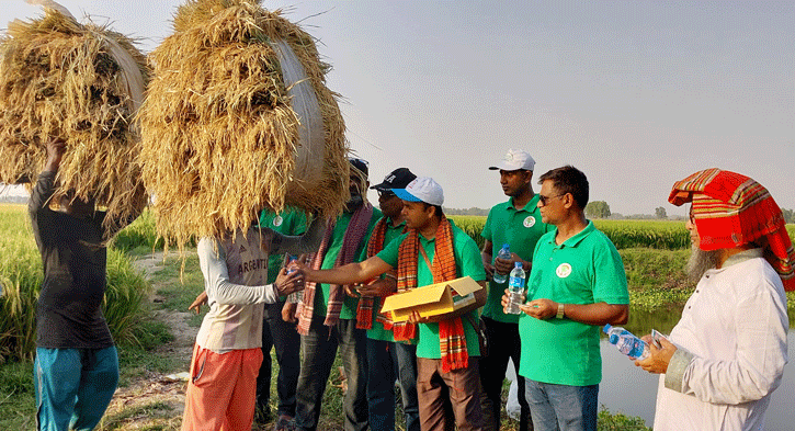 চলনবিলে শ্রমিকের স্যালাইন-পানি দিচ্ছে পরিবেশ কর্মীরা