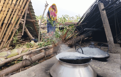 সিংড়ায় ২০ মিনিটের ঝড়ে লন্ডভন্ড দু’শতাধিক বাড়িঘর