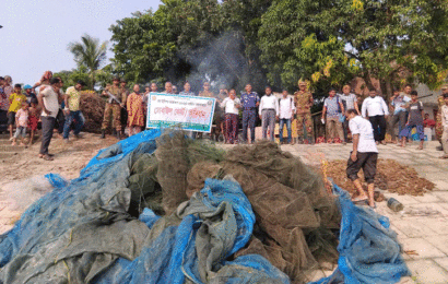 লালপুরে পদ্মায় অভিযান, সাড়ে চার লক্ষ টাকার নিষিদ্ধ জাল জব্দ
