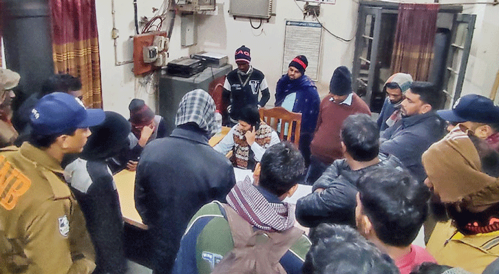 যাত্রী রেখে ট্রেন চলে যাওয়ার অভিযোগ॥ স্টেশন মাস্টার অবরুদ্ধ