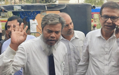নাটোরে আদালতের মধ্যে হট্টগোল আইনজীবীর দন্ড, পরে নিঃশর্ত ক্ষমা চাওয়ায় ছাড়া