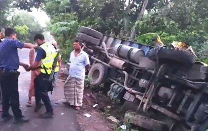 ট্রাক-মিনি কাভার্ড ভ্যান সংঘর্ষে নিহত ১, আহত ১