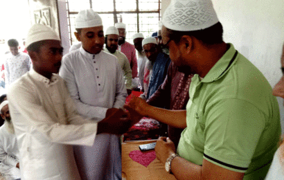 দুই কোরআনে হাফেজকে সংবর্ধনা